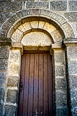 Linhares da Beira, la Chiesa Madre, archivolti della porta laterale. 